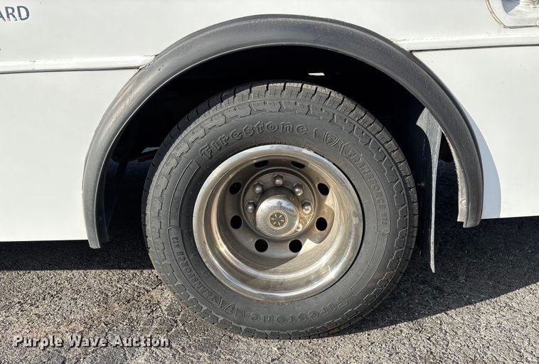 image for item EV3480 2004 Ford E450 shuttle bus