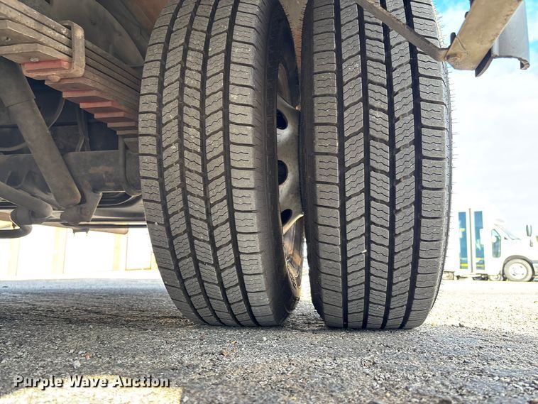 image for item EV3480 2004 Ford E450 shuttle bus