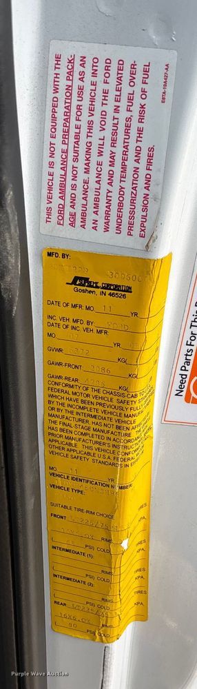 image for item EV3480 2004 Ford E450 shuttle bus