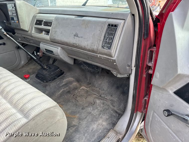 image for item FB0517 1994 Chevrolet C3500 rollback truck