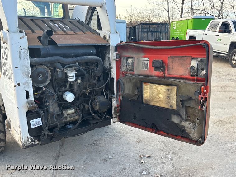 image for item FG1532 2006 Bobcat S250 skid steer loader