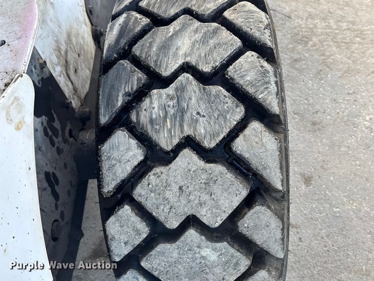 image for item FG1532 2006 Bobcat S250 skid steer loader