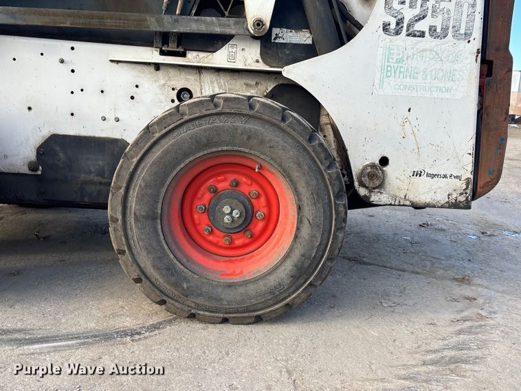 image for item FG1532 2006 Bobcat S250 skid steer loader