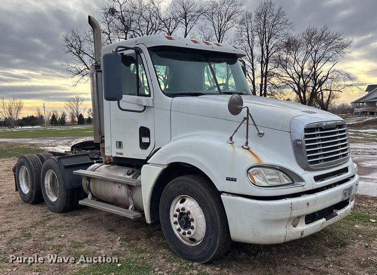 image for item FG1563 2007 Freightliner Columbia semi truck