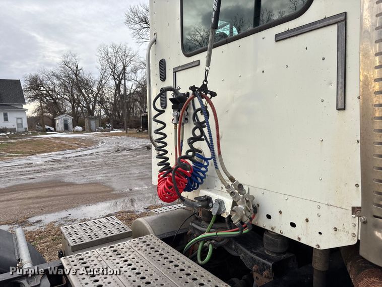 image for item FG1563 2007 Freightliner Columbia semi truck