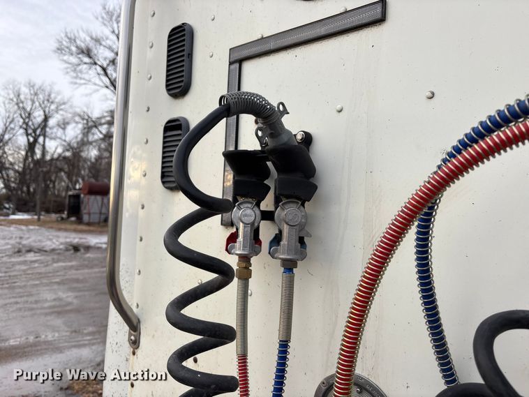 image for item FG1563 2007 Freightliner Columbia semi truck