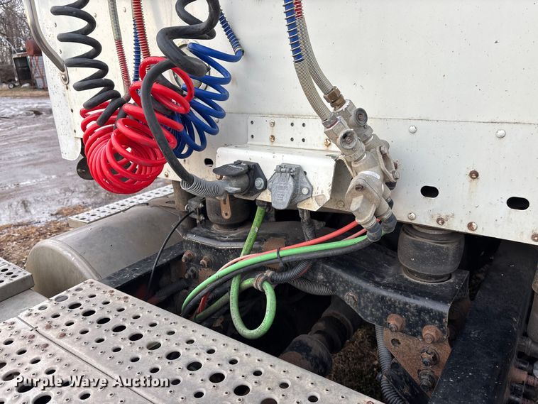 image for item FG1563 2007 Freightliner Columbia semi truck