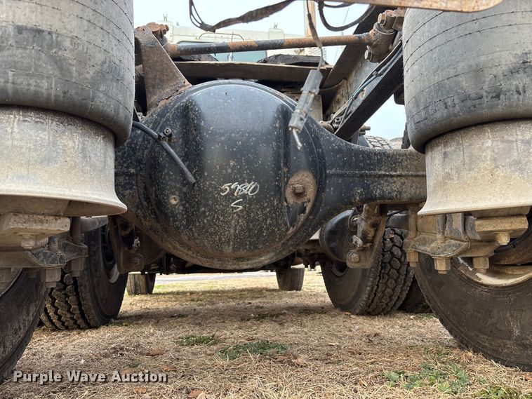 image for item FG1563 2007 Freightliner Columbia semi truck