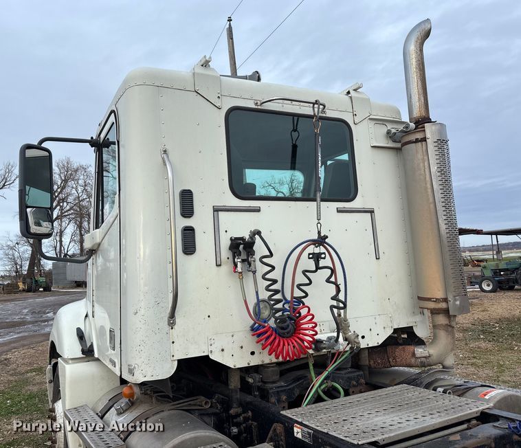 image for item FG1563 2007 Freightliner Columbia semi truck