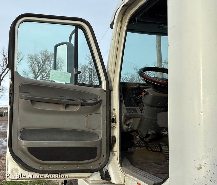 image for item FG1563 2007 Freightliner Columbia semi truck