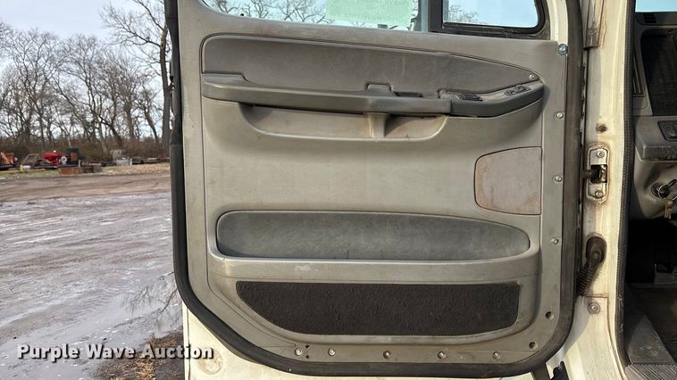 image for item FG1563 2007 Freightliner Columbia semi truck