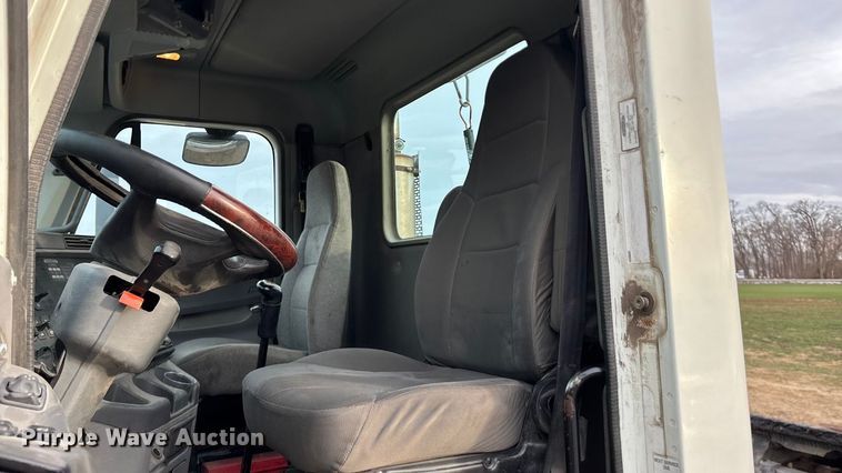 image for item FG1563 2007 Freightliner Columbia semi truck