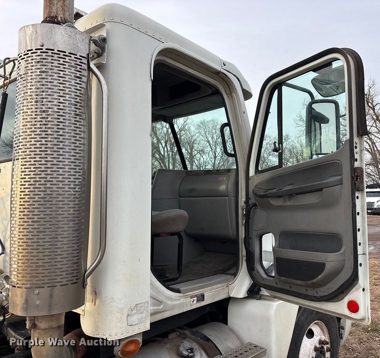 image for item FG1563 2007 Freightliner Columbia semi truck