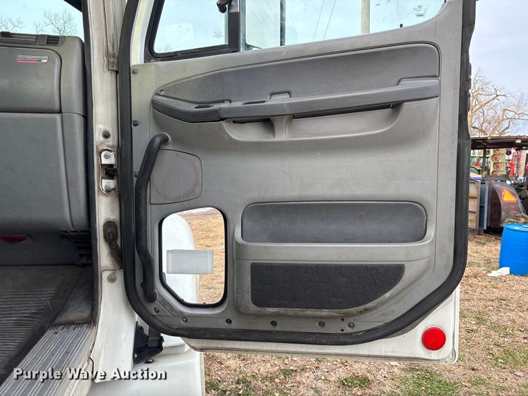 image for item FG1563 2007 Freightliner Columbia semi truck