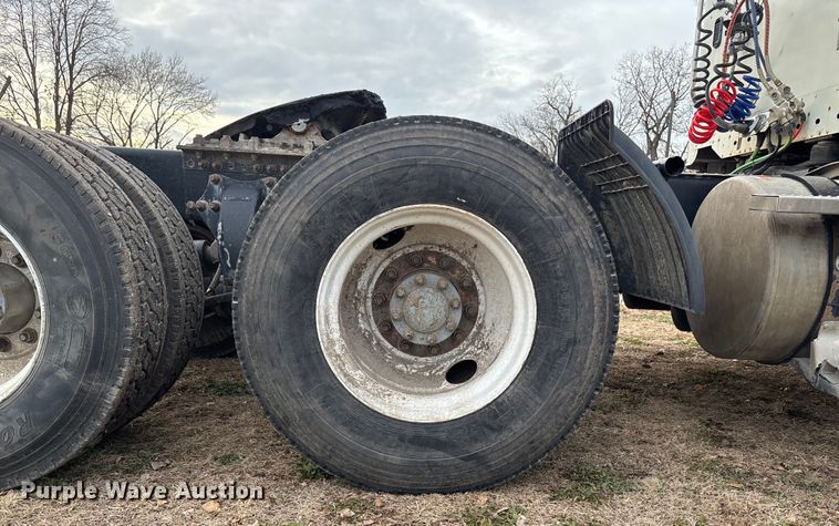 image for item FG1563 2007 Freightliner Columbia semi truck