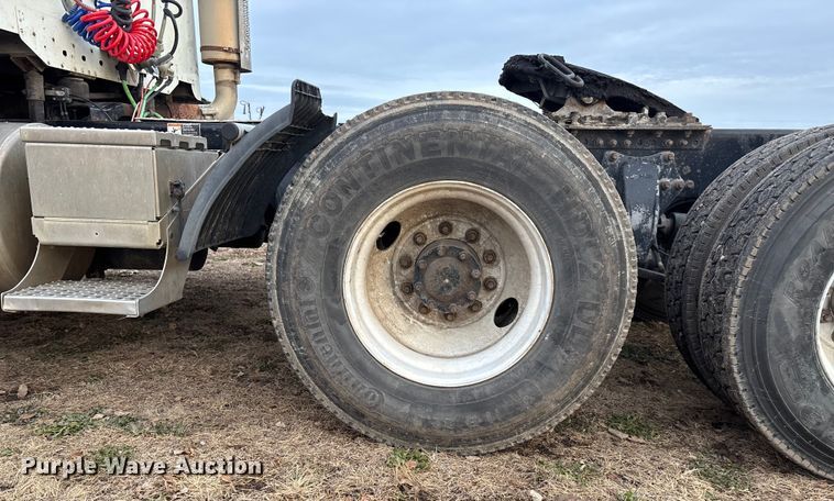 image for item FG1563 2007 Freightliner Columbia semi truck