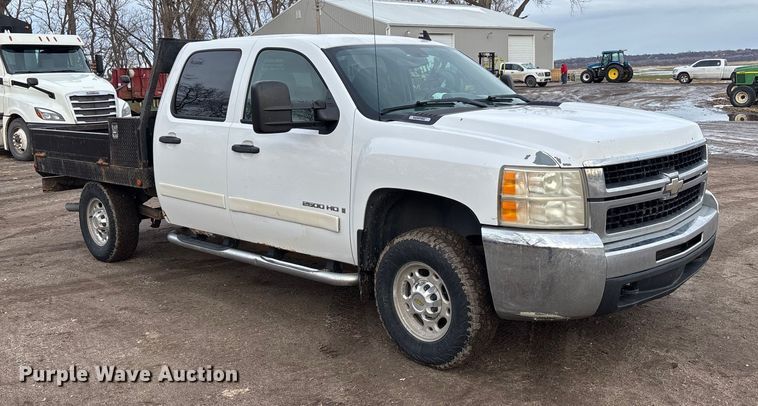 image for item FG1565 2007 Chevrolet Silverado 2500HD Crew Cab flatbed pickup truck