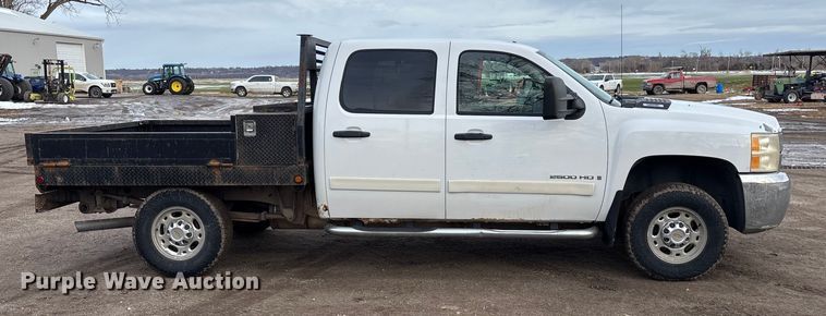 image for item FG1565 2007 Chevrolet Silverado 2500HD Crew Cab flatbed pickup truck