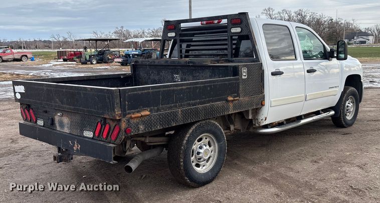 image for item FG1565 2007 Chevrolet Silverado 2500HD Crew Cab flatbed pickup truck