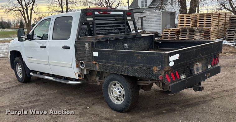 image for item FG1565 2007 Chevrolet Silverado 2500HD Crew Cab flatbed pickup truck