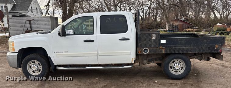 image for item FG1565 2007 Chevrolet Silverado 2500HD Crew Cab flatbed pickup truck