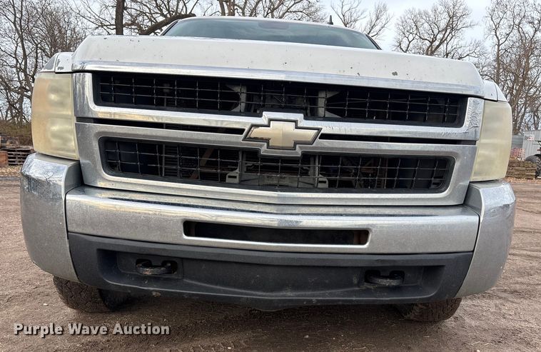 image for item FG1565 2007 Chevrolet Silverado 2500HD Crew Cab flatbed pickup truck