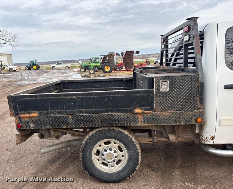 image for item FG1565 2007 Chevrolet Silverado 2500HD Crew Cab flatbed pickup truck