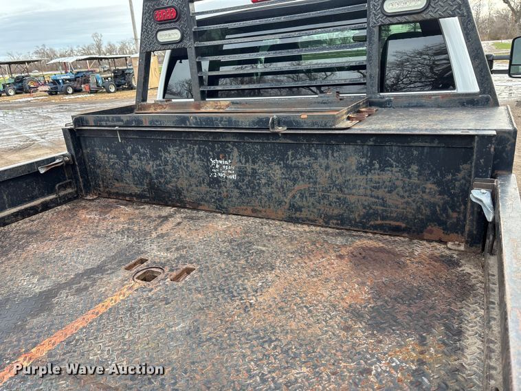 image for item FG1565 2007 Chevrolet Silverado 2500HD Crew Cab flatbed pickup truck