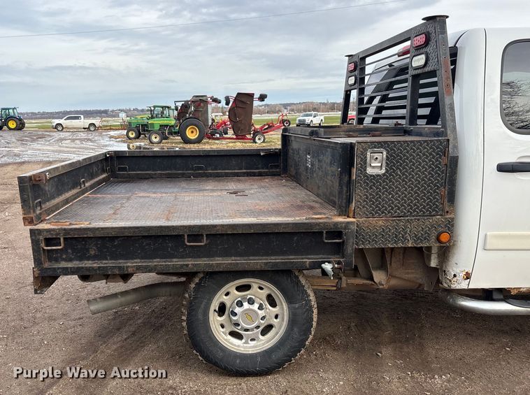 image for item FG1565 2007 Chevrolet Silverado 2500HD Crew Cab flatbed pickup truck