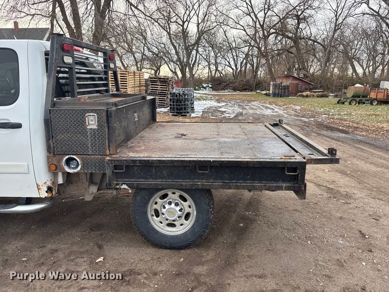 image for item FG1565 2007 Chevrolet Silverado 2500HD Crew Cab flatbed pickup truck