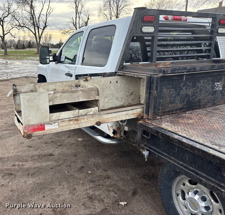 image for item FG1565 2007 Chevrolet Silverado 2500HD Crew Cab flatbed pickup truck