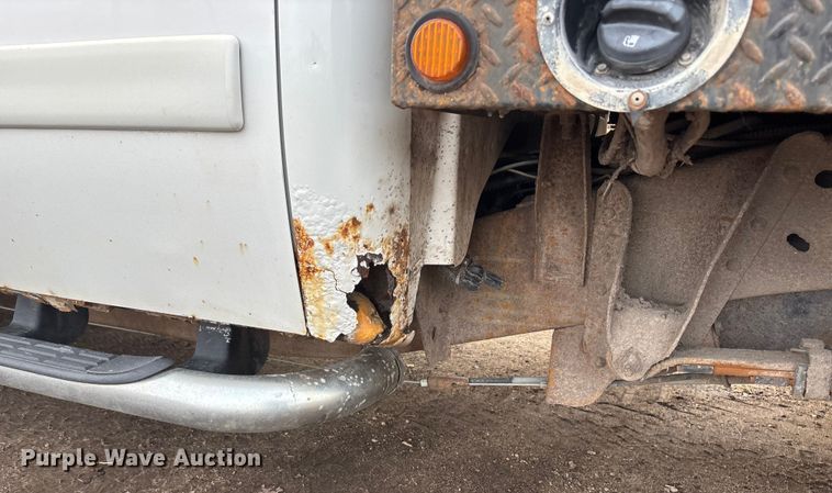 image for item FG1565 2007 Chevrolet Silverado 2500HD Crew Cab flatbed pickup truck