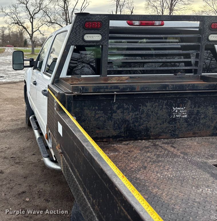 image for item FG1565 2007 Chevrolet Silverado 2500HD Crew Cab flatbed pickup truck