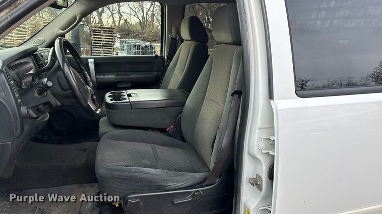 image for item FG1565 2007 Chevrolet Silverado 2500HD Crew Cab flatbed pickup truck