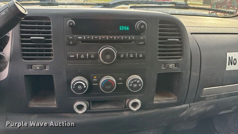 image for item FG1565 2007 Chevrolet Silverado 2500HD Crew Cab flatbed pickup truck