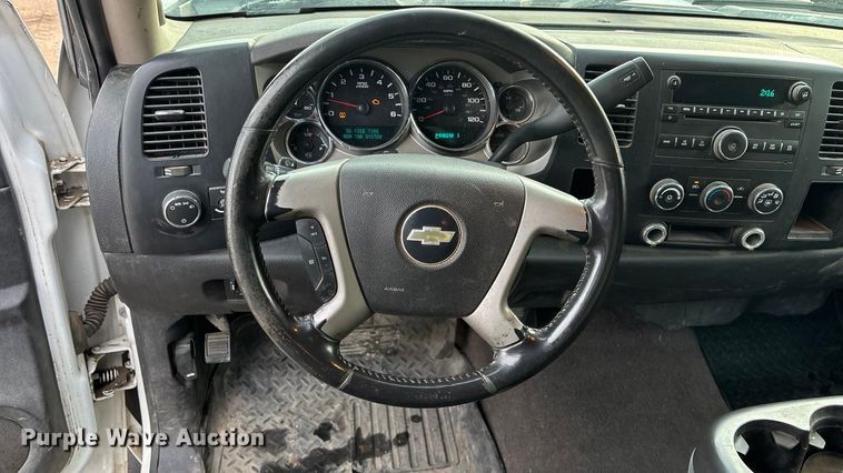 image for item FG1565 2007 Chevrolet Silverado 2500HD Crew Cab flatbed pickup truck