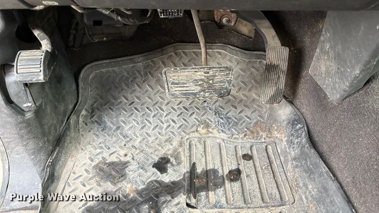 image for item FG1565 2007 Chevrolet Silverado 2500HD Crew Cab flatbed pickup truck