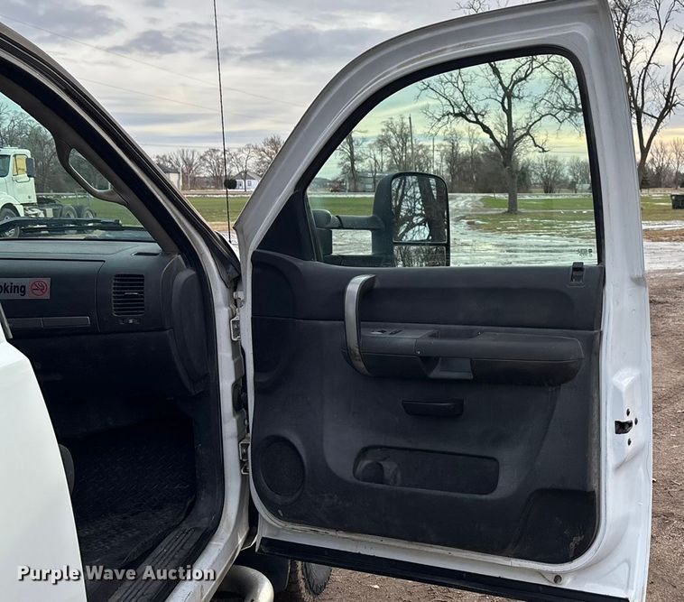 image for item FG1565 2007 Chevrolet Silverado 2500HD Crew Cab flatbed pickup truck