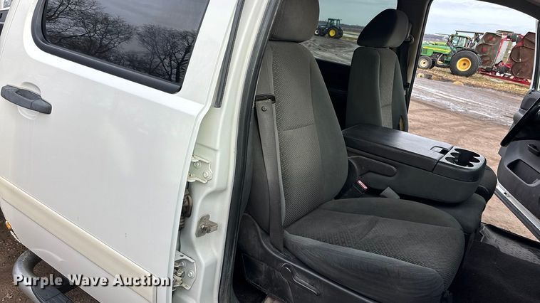 image for item FG1565 2007 Chevrolet Silverado 2500HD Crew Cab flatbed pickup truck