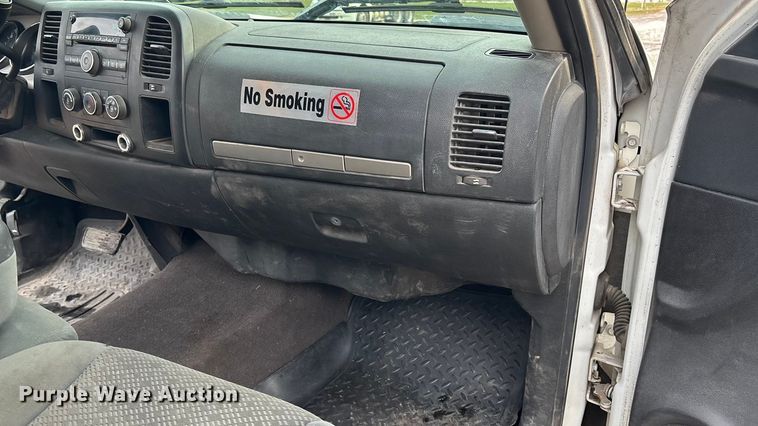 image for item FG1565 2007 Chevrolet Silverado 2500HD Crew Cab flatbed pickup truck