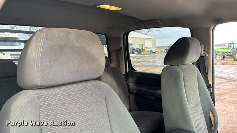 image for item FG1565 2007 Chevrolet Silverado 2500HD Crew Cab flatbed pickup truck