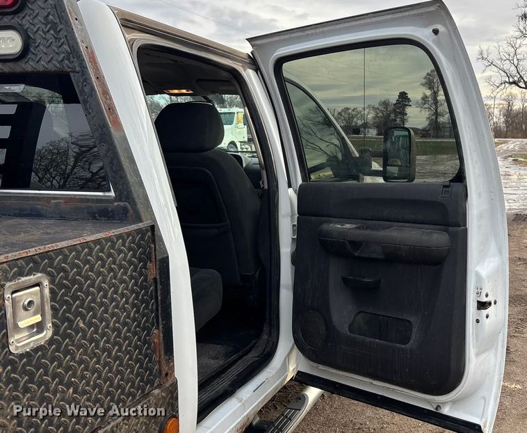 image for item FG1565 2007 Chevrolet Silverado 2500HD Crew Cab flatbed pickup truck