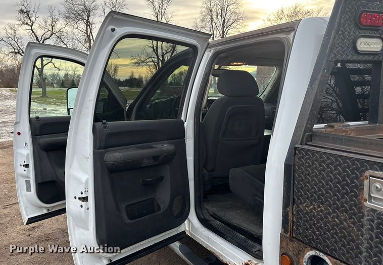 image for item FG1565 2007 Chevrolet Silverado 2500HD Crew Cab flatbed pickup truck