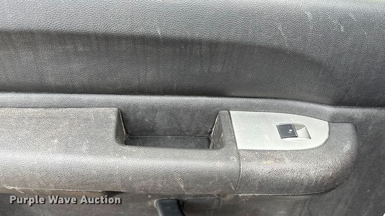 image for item FG1565 2007 Chevrolet Silverado 2500HD Crew Cab flatbed pickup truck