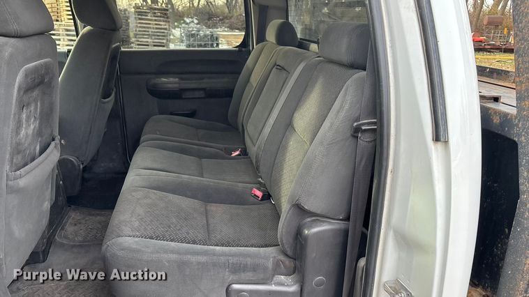 image for item FG1565 2007 Chevrolet Silverado 2500HD Crew Cab flatbed pickup truck