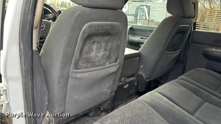 image for item FG1565 2007 Chevrolet Silverado 2500HD Crew Cab flatbed pickup truck