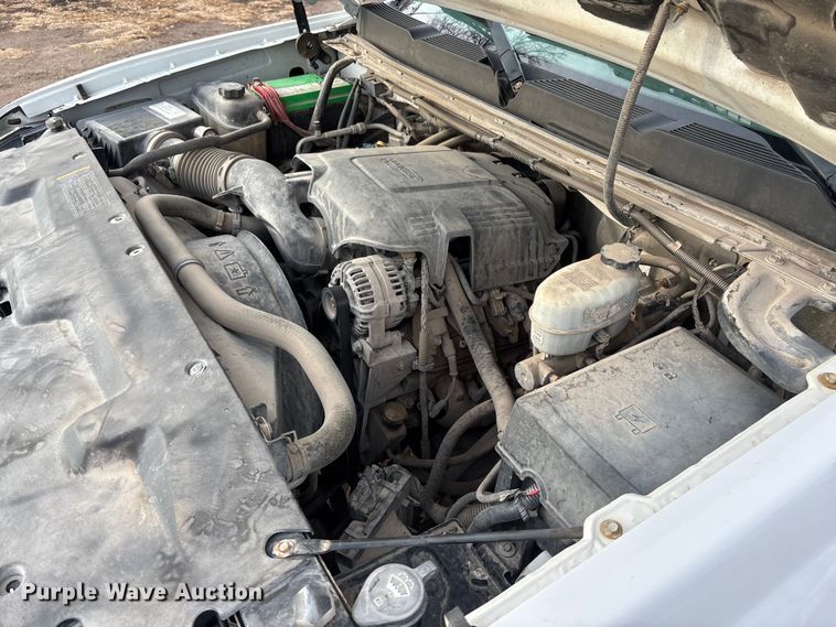 image for item FG1565 2007 Chevrolet Silverado 2500HD Crew Cab flatbed pickup truck