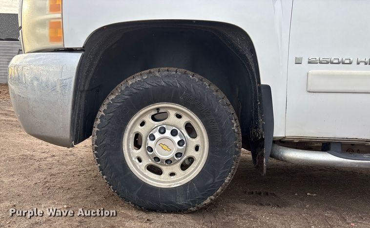 image for item FG1565 2007 Chevrolet Silverado 2500HD Crew Cab flatbed pickup truck