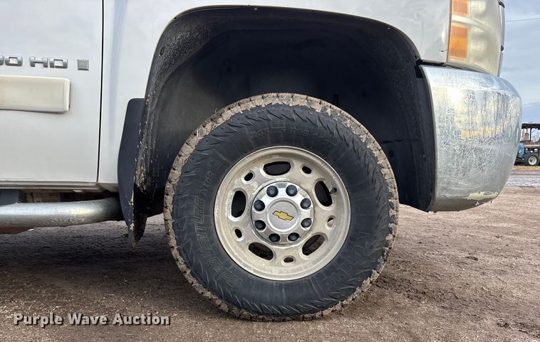 image for item FG1565 2007 Chevrolet Silverado 2500HD Crew Cab flatbed pickup truck