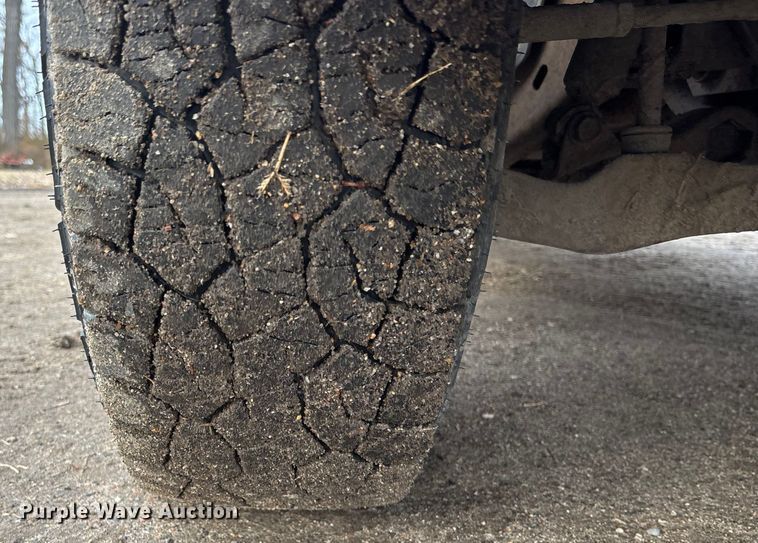 image for item FG1565 2007 Chevrolet Silverado 2500HD Crew Cab flatbed pickup truck